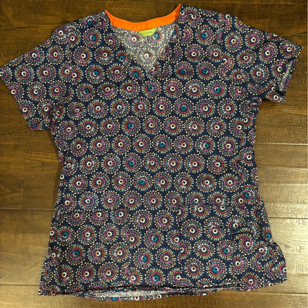 Vera Bradley Lot of Scrub Tops - Picture 6 of 11